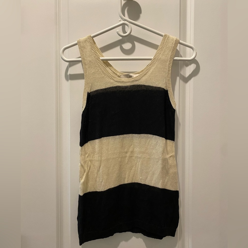 A Beautiful top knitting in black and of white,